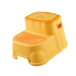 Escalera de dos niveles amarilla para niños con diseño de león y abecedario.