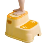 Escalera de dos niveles amarilla para niños con huellas de patas y abecedario.