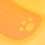 Escalera infantil de dos niveles con letras del abecedario en relieve, color naranja.