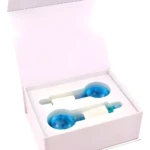 Caja blanca con dos globos de helio para masaje facial, con líquido azul y burbujas.