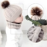 Gorro y bufanda para bebés con pompón y tejido trenzado, ideal para frío.