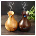 Humidificador difusor de aroma con diseño de madera, emite vapor aromático y luz azul.