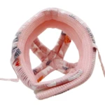 Protector de cabeza para bebé rosa con estampado de animalitos, diseño ligero y transpirable.