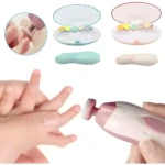 Pulidor eléctrico de uñas para bebés rosa y blanco, limando suavemente un dedo infantil.