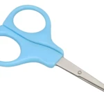 Tijeras de bebé azules con punta redondeada, ideal para manicure infantil.