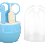 Set de manicure para bebés de 4 piezas con tapa protectora, tijeras y lima, color azul.