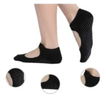 Medias de yoga sport negras con puntos antideslizantes, diseño transpirable y agarre seguro.