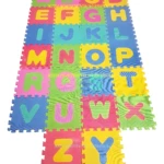 Tapete rompecabezas con letras del abecedario para bebé en colores vibrantes.