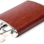 Licorera de cuero marrón de 8 oz con tapa de metal, ideal para llevar.