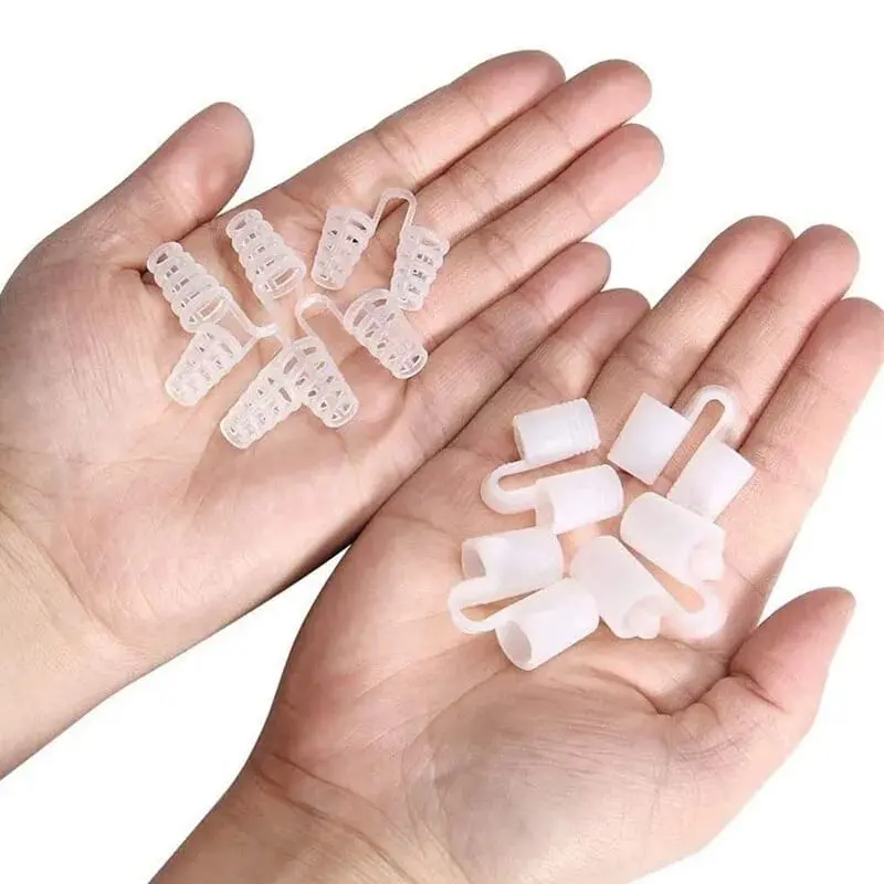 Kit de 4 dilatadores nasales anti ronquido de silicona en manos humanas.