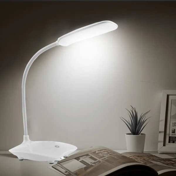 Lámpara de escritorio flexible blanca 801 con base, brazo ajustable y luz LED brillante.