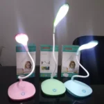 Lámpara de escritorio LED flexible 801 rosa, verde y azul encendidas con cajas detrás