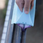 Limpiador de ventanas con paño azul, ideal para limpiar rieles y ranuras.