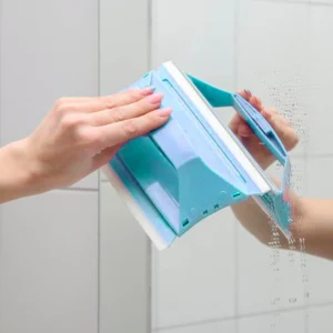 Limpiador de ventanas azul con dos manos limpiando espejo con gotas de agua.