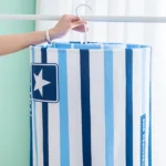 Gancho en espiral para secar ropa, con diseño de rayas azules y una estrella.
