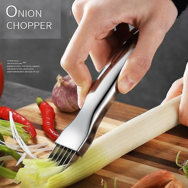 Rebanador picador manual de verdura cortando cebollín en tabla de madera con chiles y ajos.