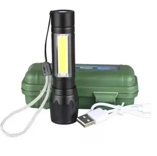 Mini linterna LED metálica recargable con estuche verde y cable USB en fondo blanco.
