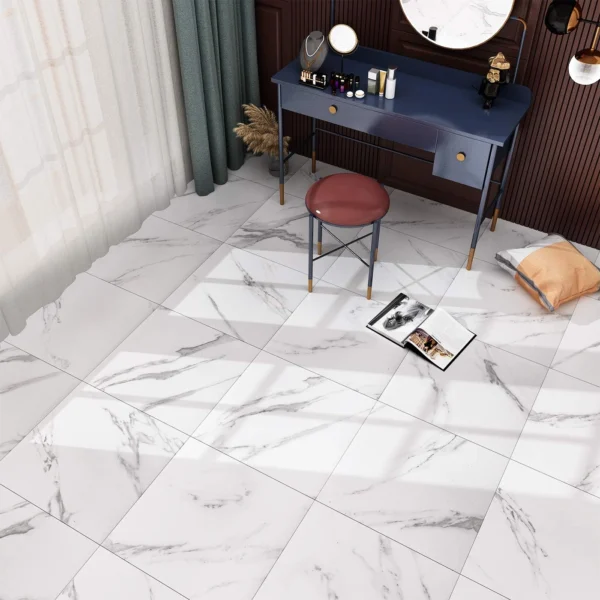Azulejo adhesivo 60x60 blanco con diseño marmolizado, ideal para interiores modernos.