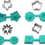 Moldes de silicona y cortadores de metal Ic para repostería con formas de flores y estrellas.