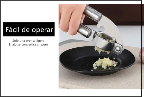 Prensa de ajo metálica fácil de usar aplasta ajo en puré finamente sobre plato negro.