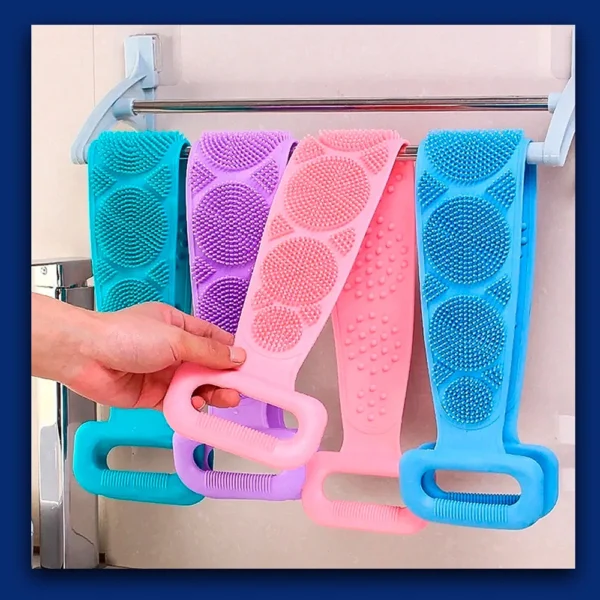 Estropajo de silicona largo para espalda, color azul, morado y rosa, en una toallero.