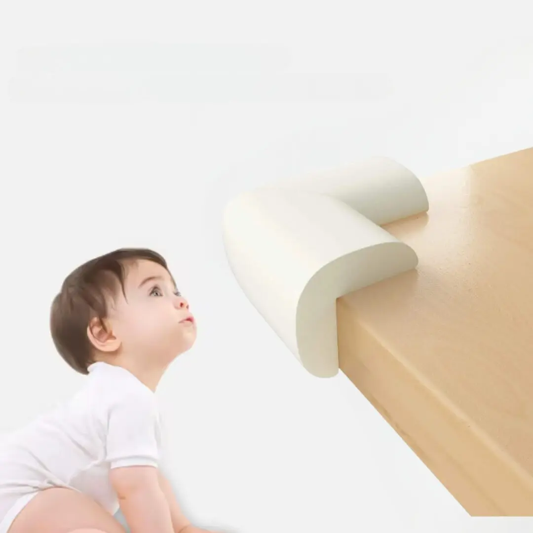Esquineros de protección para seguridad infantil, 4 unidades, en mesa de madera, bebé gateando.