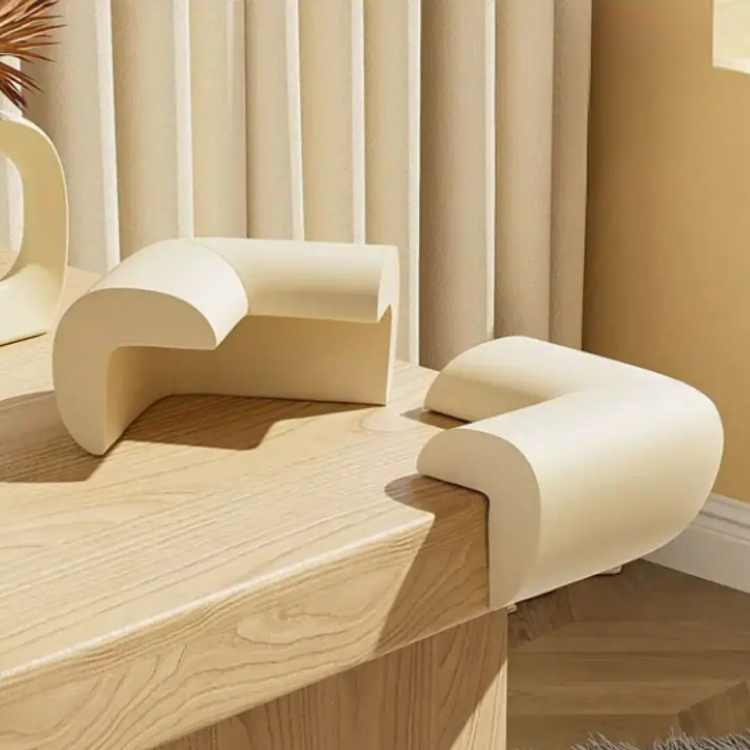 Esquineros de protección beige para muebles, suaves y seguros para bebés y niños.