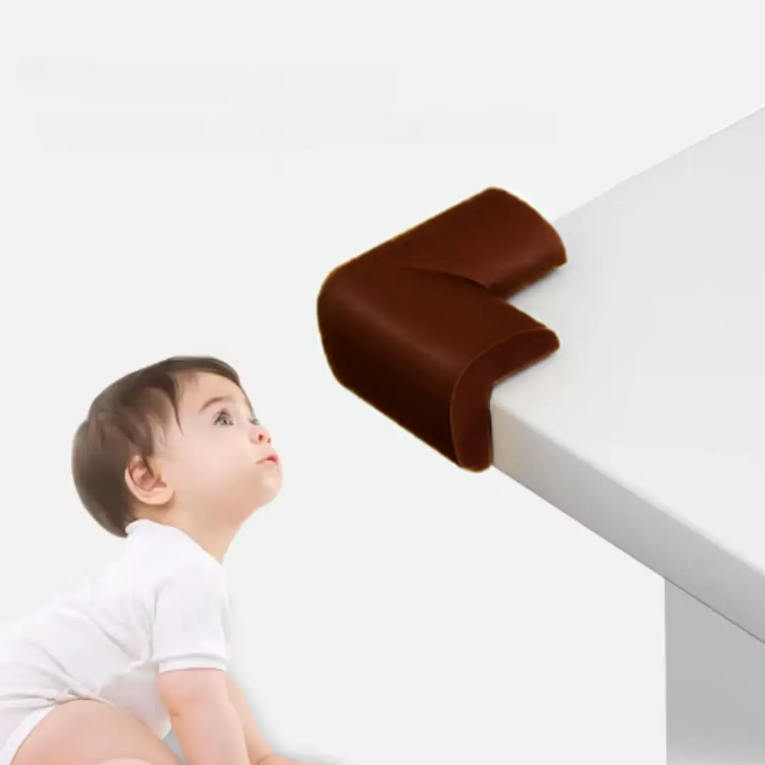 Esquineros de seguridad para bebés marrones en esquina de mesa con un niño gateando.