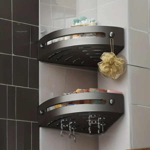 Estantería de esquina para baño con dos niveles y ganchos, ideal para organizar jabones y esponjas.