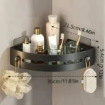 Estantería de baño de esquina con dispensador, cepillos, loción y esponja.
