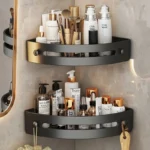 Estantería de esquina para baño con varios productos de cuidado personal y maquillaje, incluyendo botellas de Olay.