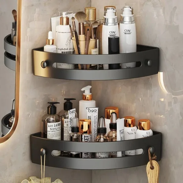 Estantería de esquina para baño con varios productos de cuidado personal y maquillaje, incluyendo botellas de Olay.