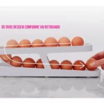 Organizador dispensador de huevos con deslizamiento automático al retirar uno.