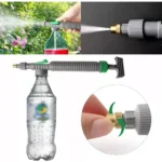 Rociador a presión para botellas, ideal para jardinería y limpieza con ajuste de boquilla.
