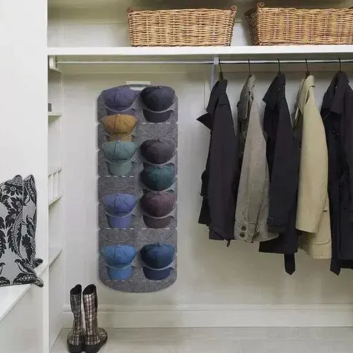 Organizador de gorras perchero de 14 puestos colgado en closet, ideal para almacenar cachuchas.