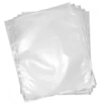 Bolsas de sellado al vacío transparentes, apiladas en un ángulo, para conservar alimentos frescos.