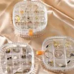 Organizador de joyero transparente con compartimentos para anillos, aretes y collares.