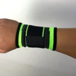Muñequera de alta compresión negra con detalles en verde neón, ideal para soporte deportivo.