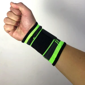 Muñequera de alta compresión negra con detalles en verde neón, vista cercana de la mano cerrada.