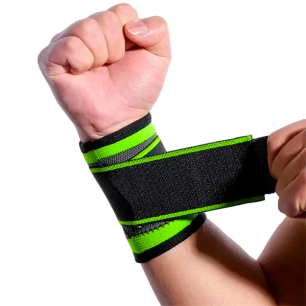 Muñequera de alta compresión negra y verde con puño cerrado, ideal para entrenamiento.