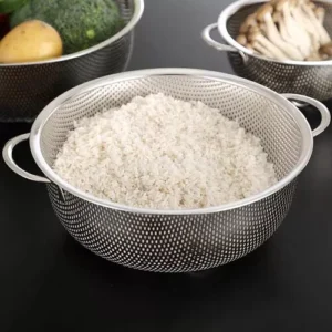 Colador escurridor de 22.5cm con arroz blanco, brócoli y papa en el fondo.