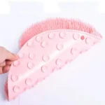 Tapete de baño rosa con ventosas antideslizantes y cerdas exfoliantes.
