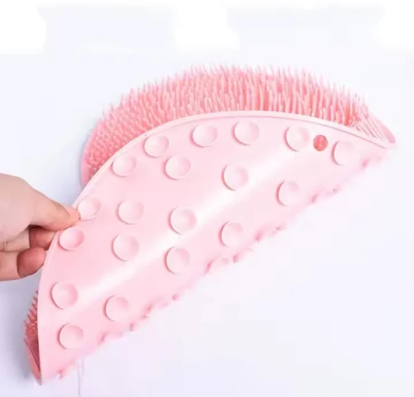 Tapete de baño rosa con ventosas antideslizantes y cerdas exfoliantes.