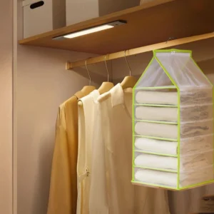 Organizador colgante de 7 puestos en malla verde para ropa y accesorios en closet, visto de frente.