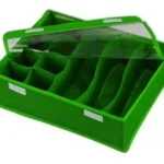 Caja organizadora de ropa interior verde con 12 compartimentos y tapa transparente.
