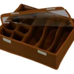 Caja organizadora de ropa interior con compartimentos y tapa transparente.