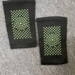 Rodillera Duo Elástica negra con puntos de terapia magnética, ideal para soporte y alivio.