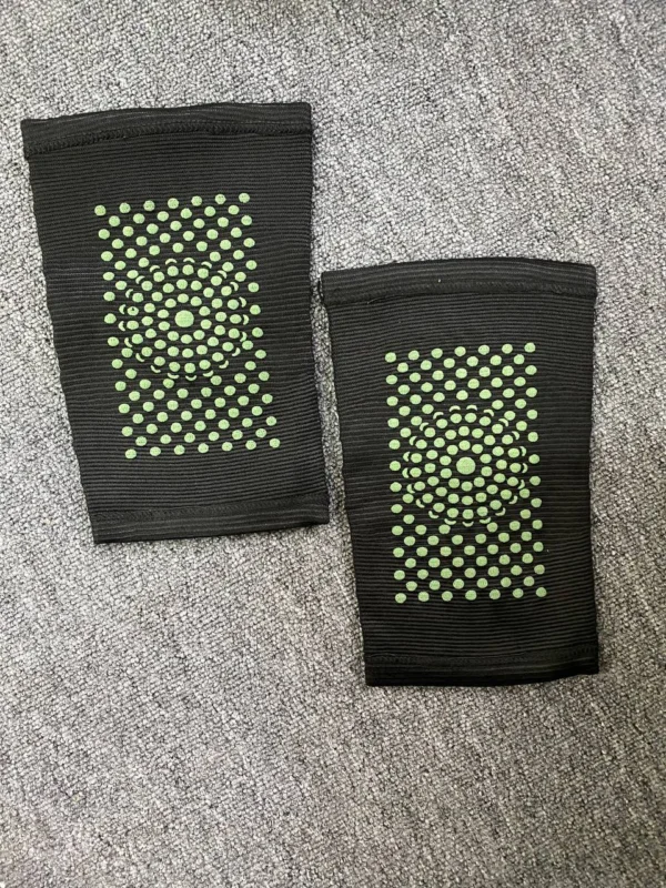 Rodillera Duo Elástica negra con puntos de terapia magnética, ideal para soporte y alivio.