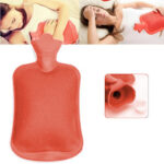 Bolsa térmica de agua roja usada para aliviar el dolor de estómago.