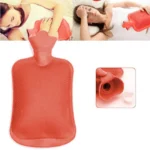 Bolsa térmica de agua roja usada para aliviar el dolor de estómago.